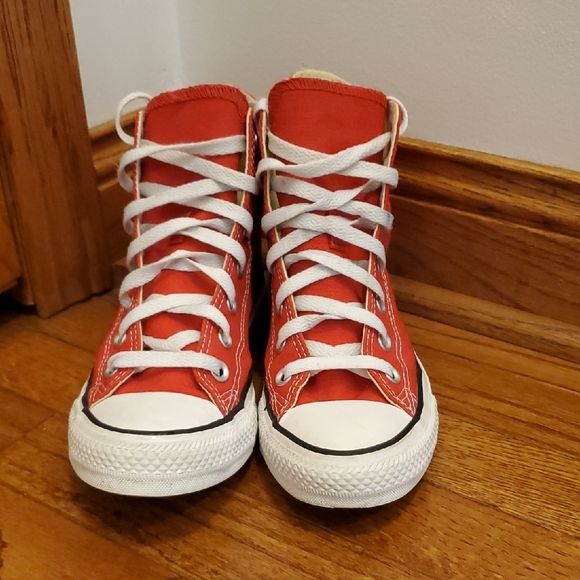Converse Red and White High-Tops W 7 / M 5 - Picture 3 of 11